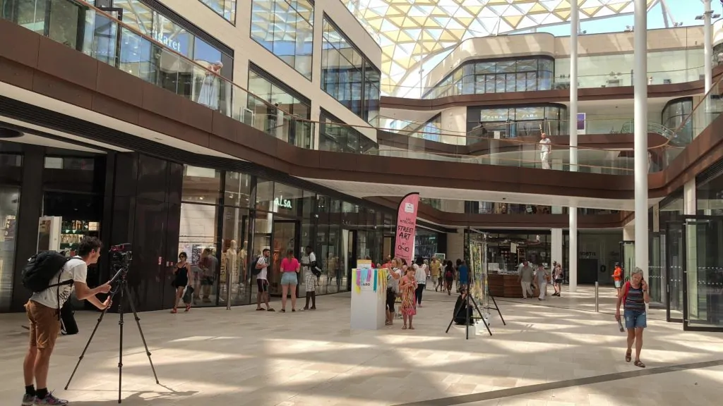 performance d'action art de l'artiste aNa au centre commercial du Prado à Marseille filmée dans le cadre d'un projet d'anthropologie visuelle