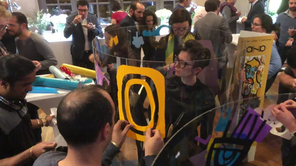 Performance artistique de aNa dans son tube géant plexi art au Trianon à Paris lors d'une soirée d'entreprise