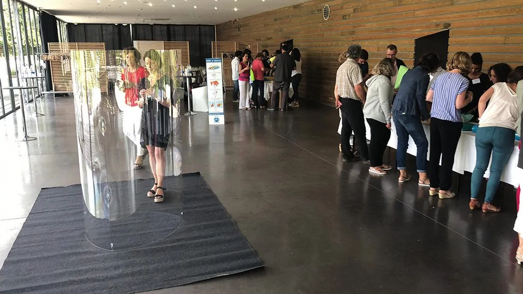 Tube totem plexi transparent avant un team building artistique en démonstration sur le salon préventica