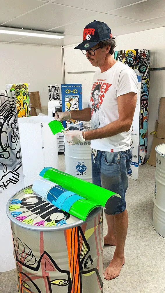 Un support de fresque cylindrique Totem Box prêt pour une animation de team building en entreprise.