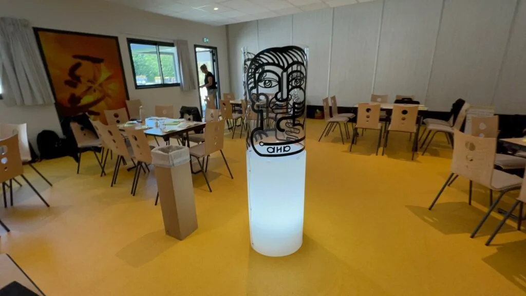 Idée d’animation team building originale Totem Box plexi art à Rennes