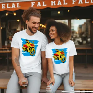 Illustration d'un T-shirt T-Max 500 identique porté par un couple mixte aux cheveux frises en terrasse d'un bar