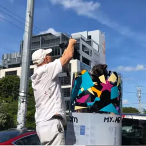 Un Fan de aNa artiste à Wynwood le quartier Street-Art de Miami la prend en photo souvenir durant une performance publique