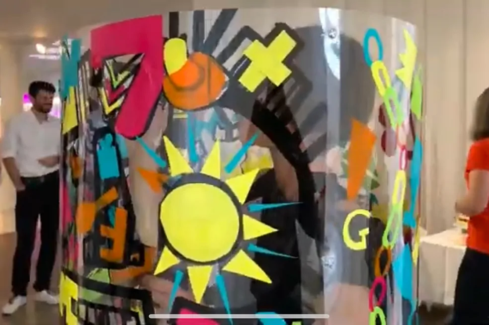 My Art Box propose un afterwork de Luxe créatif à Paris et en Il de France pour produire une fresque plexi originale