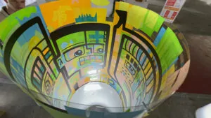 Le cylindre plexi d'une animation fresque Inauguration Innovante interactive signée aNa artiste à Paris