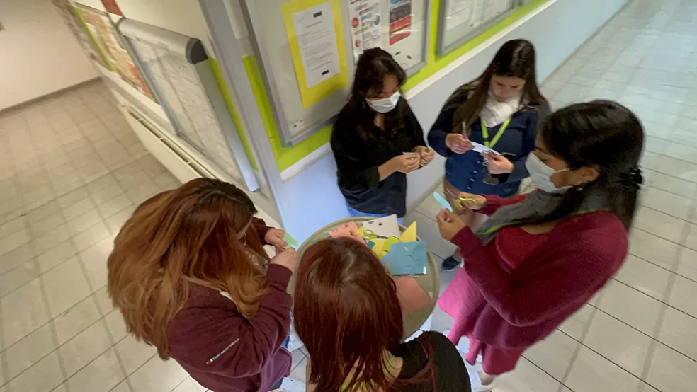 Pourquoi une fresque en plexiglas et stickers est-elle une bonne animation team building à Strasbourg?