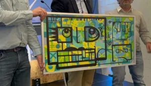 La création collective en inauguration animée par My Art Box à Chartres est révélée sur scène par les cadres dirigeants de l'entreprise