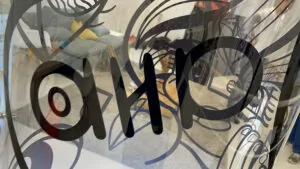 La Fresque marque employeur imaginée par ana artiste pour #totembox My Art Box est imprimée sur plexi transparent