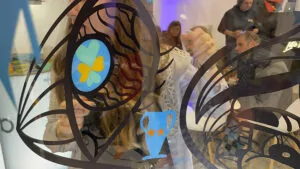 La Fresque marque employeur Totem Box ana artiste imprimée sur plexi accueille les idées qui colore l'œuvre automatiquement