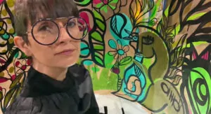 aNa artiste dans son tube en plexi lors d'une animation fresque collective à Reims pour un team building blogueuses original et inclusif sobre et RSE