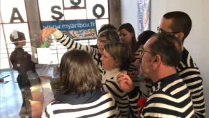 Notre idée d'animation fresque Bretagne en groupe avec des stickers et réalisée par aNa Fernandes est incomparable et innovante car elle propose une activité artistique inclusive ludique, et éco-responsable.