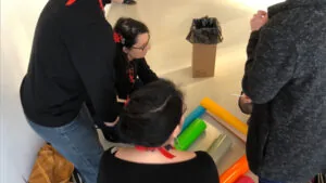 Notre animation fresque Bretagne sur totem plexi art collaboratif animée par Anaystof christophe Chazot est ludique car on découpe des formes et symboles dans du vinyle adhésif pour s'exprimer en idées