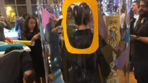 L'Animation fresque Paris sur tube en plexi crée un souvenir commun à exposer par aNa artiste pour My Art Box.