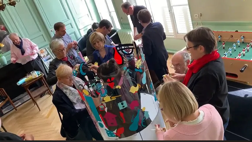 Participants engagés dans une animation ludique sur plaque transparente lors d'un team building à Tours.