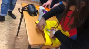 une participante découpe son idée pour la fresque atelier cohésion à Roanne par My Art Box