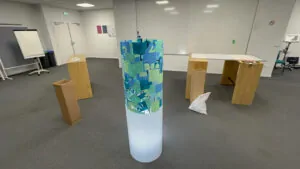 La fresque des valeurs d'entreprises #totembox avant encadrement une fois le Totem recouvert de Stickers vinyles découpés par les participants lors du jeu