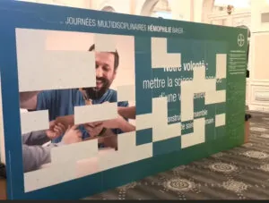 Animation puzzle mur photo à Paris en cours de construction avec christophe chazot de my art box