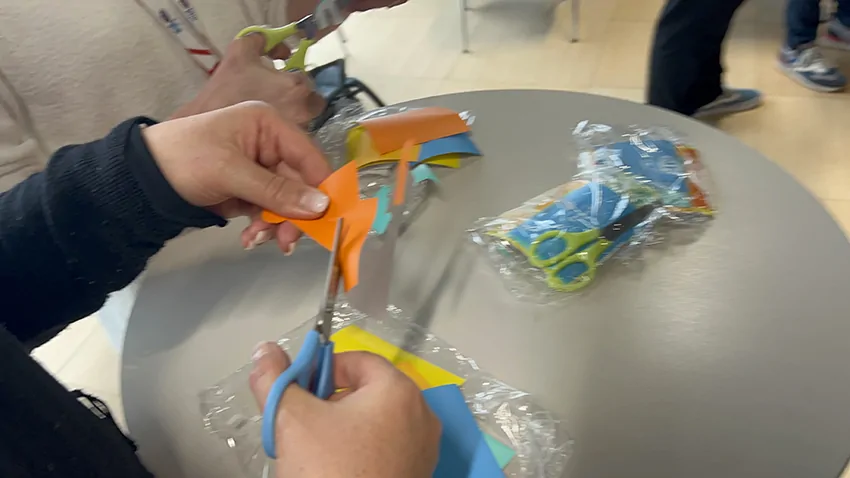 La Cohérence Cardiaque et les Ateliers Collaboratifs My Art Box de découpage de formes simples mais sincères dans du vinyle adhésif contenu dans le kit My Art Box