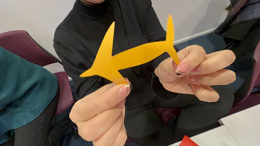 Un avion imaginé dans du Sticker découpé en graffiti éco-responsable