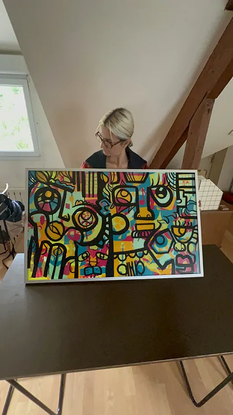 1 Cadeau Artistique pour Anniversaire 40 ans un fois encadré avant de le présenter aux participants avec le gâteau