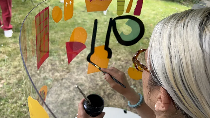 La peinture en directe de aNa est 1 Cadeau Artistique pour Anniversaire 40 ans par My Art Box et aNa artiste qui peint dans son tube transparent en plexiglass