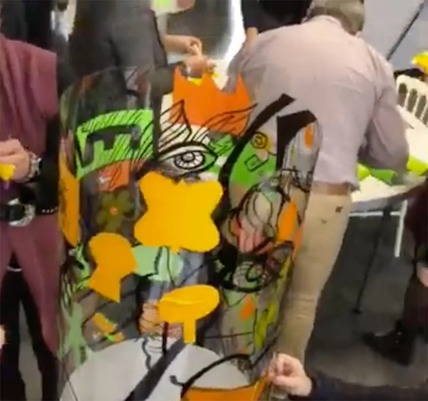 Participants réunis autour d'une fresque collaborative lors d'un séminaire d'entreprise à Chalon-sur-Saône.