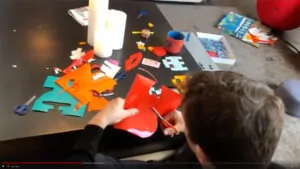 Exercice ludique de Développement personnel Lyon à la maison pour faire une œuvre commune en famille.