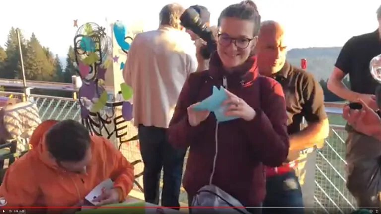 1 participante très souriante lors de l'atelier Idée Animation Cohésion en Extérieur décontractée Totem Plexi My Art Box