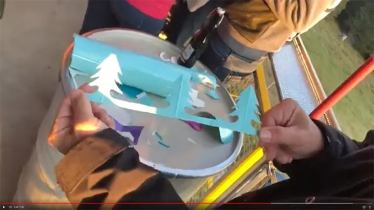 3 sapins découpés par un participant pour représenter la nature lors d'un atelier Idée Animation Cohésion en Extérieur décontractée