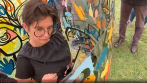 aNa dans sont tube plexi lors de l'indispensable Animation Anniversaire Entreprise artistique à Bourg-en-Bresse