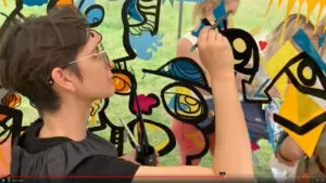 aNa en train de peindre lors de l'indispensable Animation Anniversaire Entreprise artistique par My Art Box à Bourg-en-Bresse