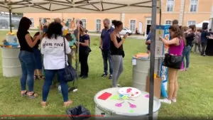 Une Géniale Animation Anniversaire Entreprise œuvre commune sur support cylindrique plexiglass PET recyclable éco-responsable imaginée par aNa Fernandes et My Art Box à Bourg-en-Bresse