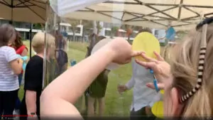 Une Animation Anniversaire Entreprise rse fresque plexiglass PET recyclable éco-responsable imaginée par aNa Fernandes et My Art Box à Bourg-en-Bresse