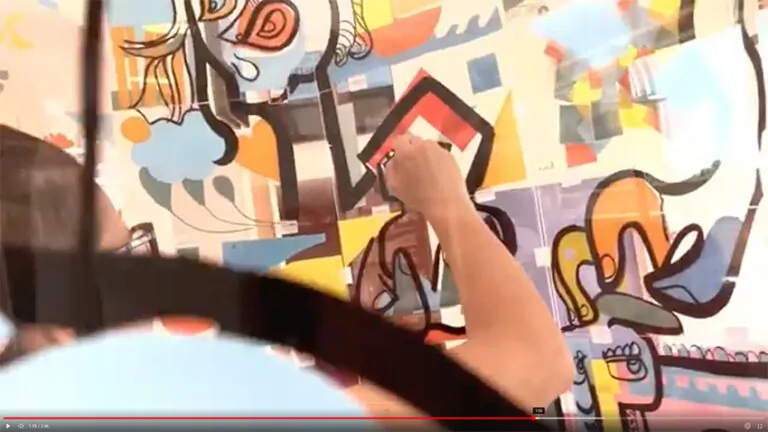 L'artiste lors d'une animation fresque art box individuelle par aNa