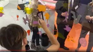 L'artiste aNa dans son tube plexi lors d'une Animation fresque collective My Art Box pour inauguration nouveaux locaux à Limonest Lyon