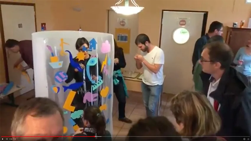 Collaborateurs en plein atelier de création artistique sur une fresque transparente à Albi.