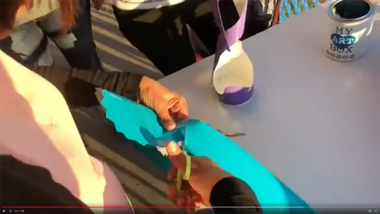 Le découpage du vinyle coloré remplace la peinture lors de l'Idée Animation Cohésion en Extérieur décontractée