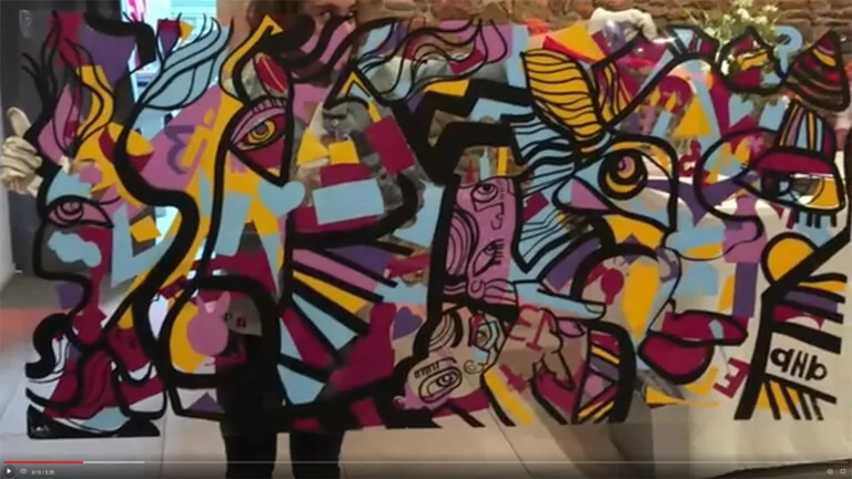 La Fresque Totem Box Idée Animation Anniversaire Entreprise à Lyon révélée à la fin de l'événement.