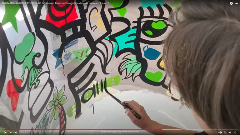 Un exemple de fresque collaborative en plexi par aNa artiste en animation inauguration Paris pour My Art Box