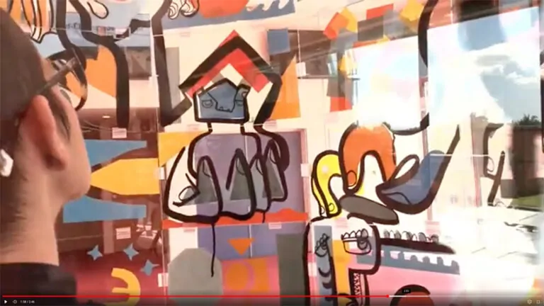 aNa artiste en train de réaliser une Fresque art box animation centre de formation à Lyon