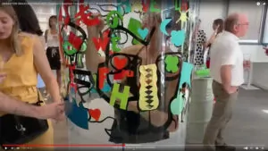 Un exemple de fresque éco-responsable aNa artiste en animation inauguration Paris pour My Art Box qui utilise du PET recyclable et du matériel de réemploi