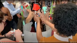 Un exemple de fresque My Art Box en animation inauguration Paris éco-responsable avec l'artiste aNa qui collabore en Live depuis l'intérieur de son cylindre ne PET pour une animation conviviale