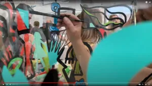 Une fresque en plexiglass transparent PET de aNa artiste en animation inauguration Paris éco-responsable Live Painting My Art Box