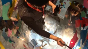 Une Fresque plexi lors d'une animation peinture éco-responsable My Art Box à Lyon