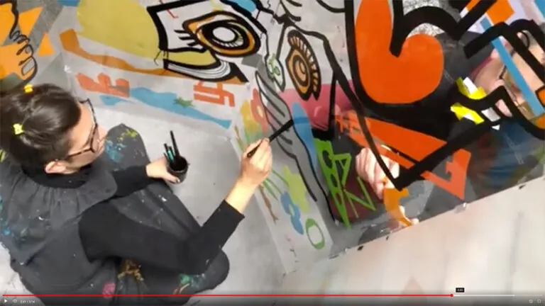 Le Live painting rse autour de aNa artiste dans son Tube plexi my art box pour pratique artistique en entreprise est disponible partout en France au même prix