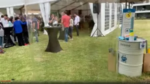 Le matériel éco-responsable d'Animation Anniversaire Entreprise fresque plexi imaginée par aNa Fernandes et My Art Box à Bourg-en et disponible dans toute la France