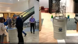 Les participants découvrent le matériel totem box de team-building Ile-de-France My Art Box