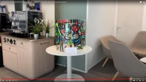 Une œuvre commune aNa artiste RSE réalisée sur un tube en PET lors d'une animation inauguration Paris pour My Art Box