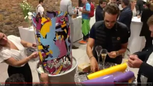 œuvre commune Totem Box My Art Box pour respecter vos enjeux rse lors de l'Idée Animation Anniversaire Entreprise à Lyon