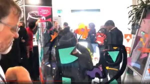 Un ingénieur participant à la Fresque sans peinture lors d'une animation culturelle signée aNa Fernandes à Neuchâtel pour le CSEM